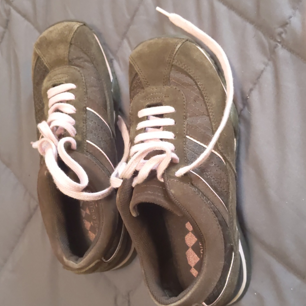 Stylish Brown Sneakers with Pink Accents